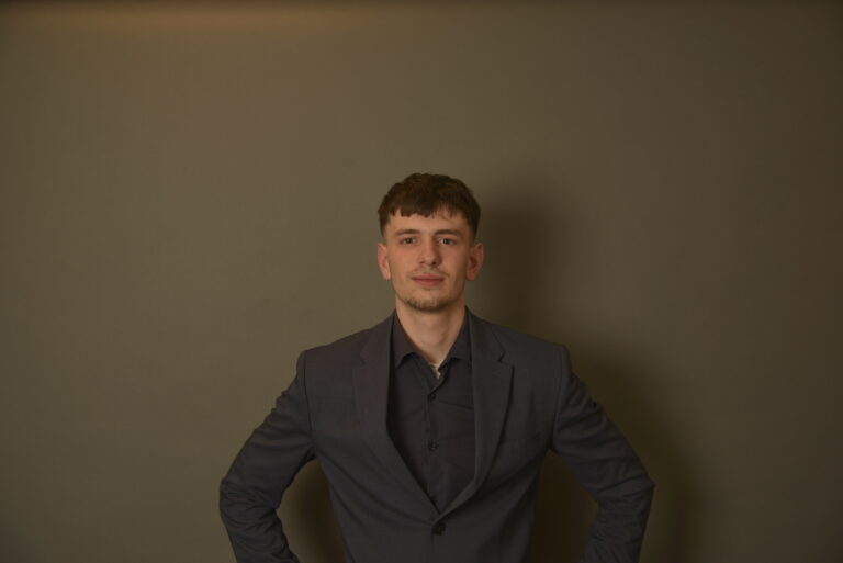 Zakelijke portretfoto van Giovanni Pira, mede-organisator van Open Coffee Alphen.